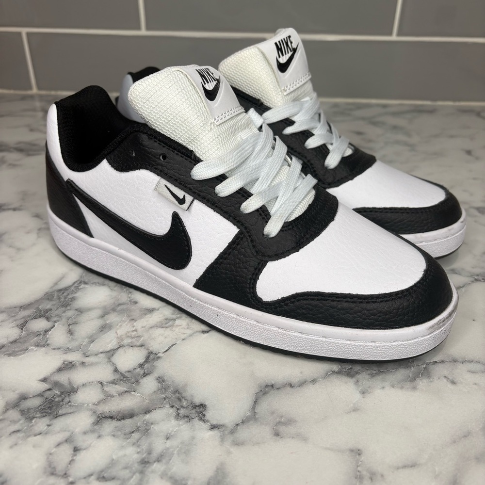 Nike Men's Black and White Low-Top Sneakers
